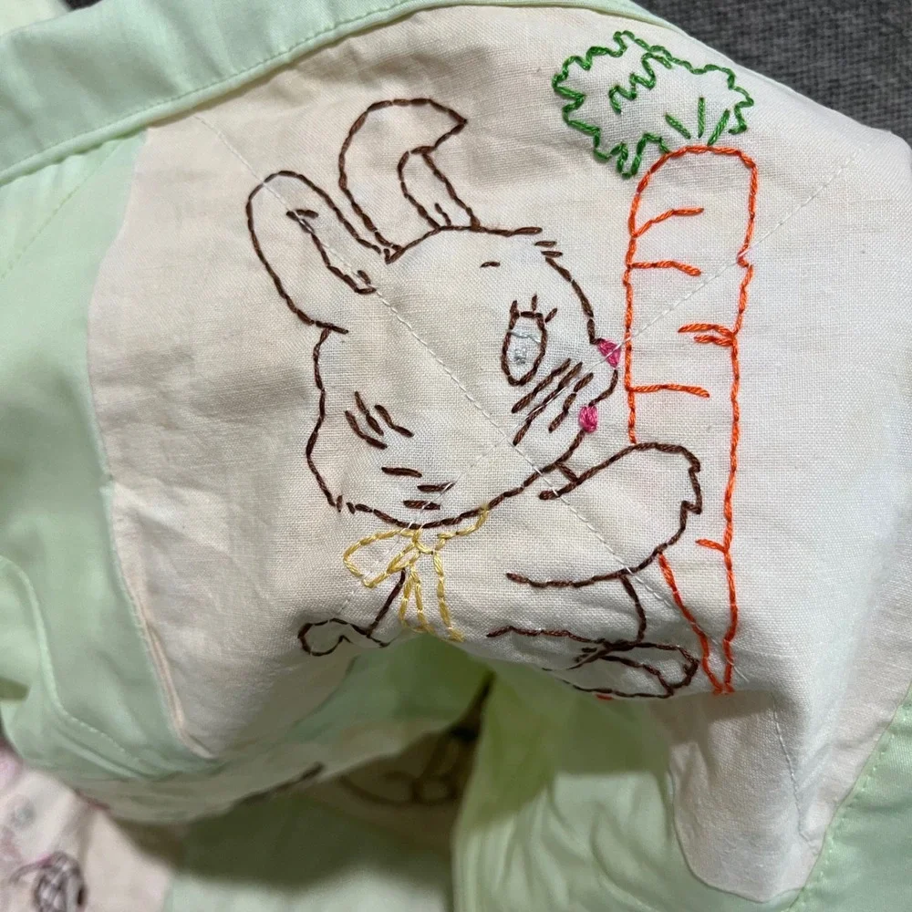 Vtg Handmade Embroidered Animal Baby‎ Quilt Green White Checkerboard 36x48